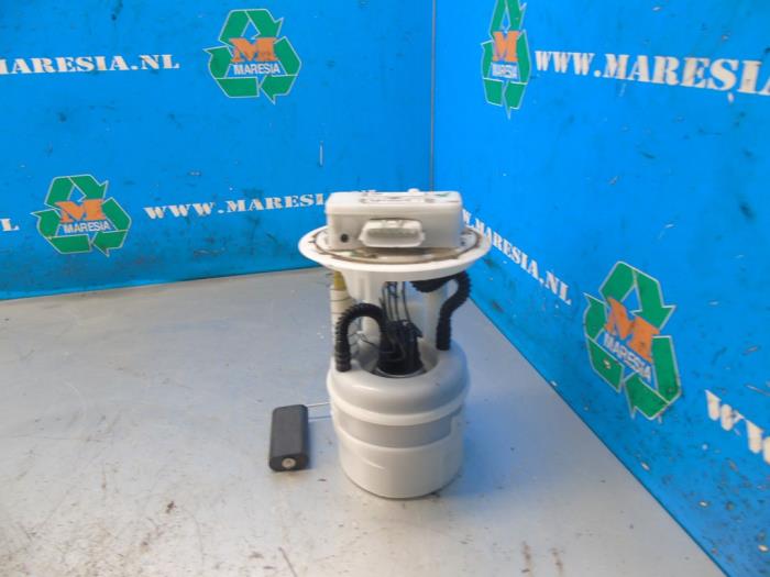 Electric fuel pump from a Renault Clio V (RJAB) 1.0 TCe 90 12V 2021