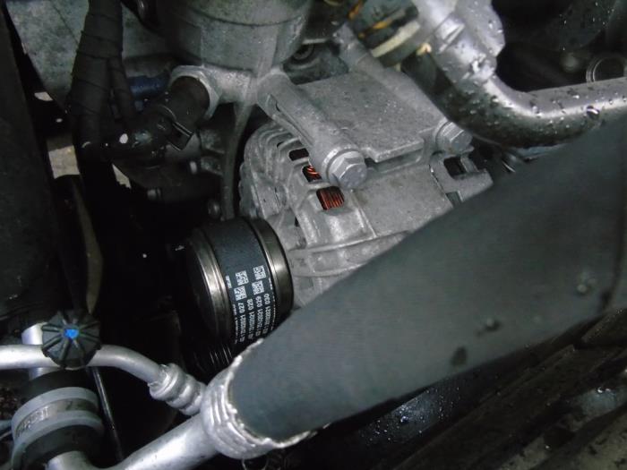 Dynamo från en Volkswagen Scirocco (137/13AD) 2.0 TSI 16V 2014