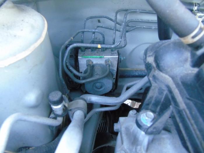 Pompe ABS d'un Nissan Micra (K13) 1.2 12V 2011