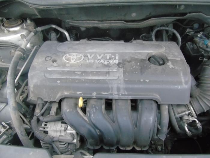 Motor van een Toyota Corolla Verso (R10/11) 1.6 16V VVT-i 2004