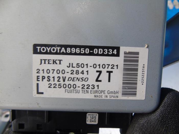 Boîtier colonne de direction d'un Toyota Yaris III (P13) 1.5 16V Hybrid 2018