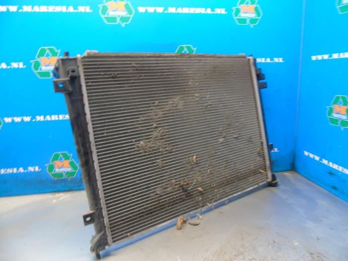 Radiator from a Kia Carens III (FG) 2.0 CRDI VGT 16V 2010