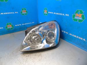 Używane Reflektor lewy Kia Carens III (FG) 2.0 CRDI VGT 16V Cena € 78,75 Procedura marży oferowane przez Maresia Auto Recycling B.V.