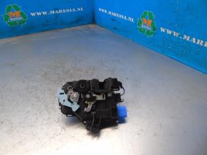 Usagé Serrure portière mécanique 4portes arrière droite Skoda Roomster (5J) 1.2 TSI Prix € 42,00 Règlement à la marge proposé par Maresia Auto Recycling B.V.