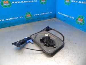 Usagé Mécanique vitre 4portes arrière droite Skoda Roomster (5J) 1.2 TSI Prix € 55,13 Règlement à la marge proposé par Maresia Auto Recycling B.V.
