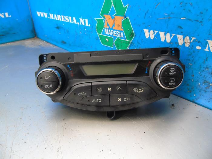 Heater control panel from a Toyota Yaris III (P13) 1.5 16V Hybrid 2014