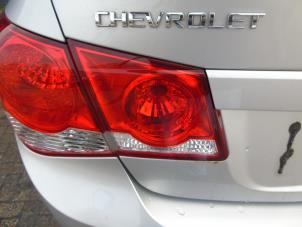 Usagé Feu arrière secondaire gauche Chevrolet Cruze (300) 1.8 16V VVT Prix € 42,00 Règlement à la marge proposé par Maresia Auto Recycling B.V.