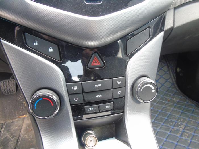 Panneau de commandes chauffage d'un Chevrolet Cruze (300) 1.8 16V VVT 2011