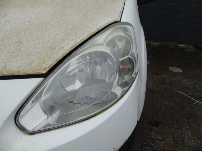 Headlight, left from a Peugeot Partner (GC/GF/GG/GJ/GK) 1.6 HDI 90 2013