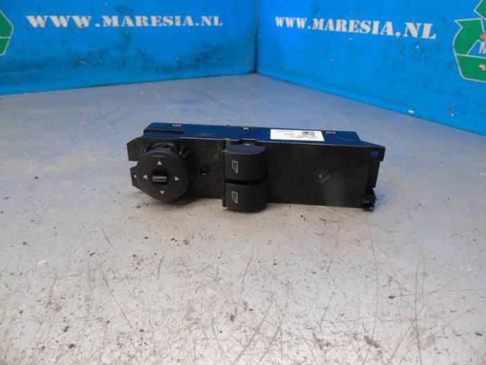 Usados Interruptor de ventanilla eléctrica Ford Transit Courier 1.0 Ti-VCT EcoBoost 12V Precio € 36,23 Norma de margen ofrecido por Maresia Auto Recycling B.V.