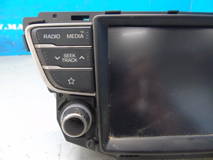 Navigation system from a Hyundai i20 (GBB) 1.2i 16V 2020