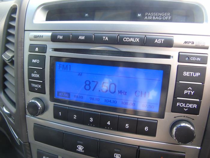 Radio CD player from a Hyundai Santa Fe II (CM) 2.2 CRDi 16V 4x4 2011