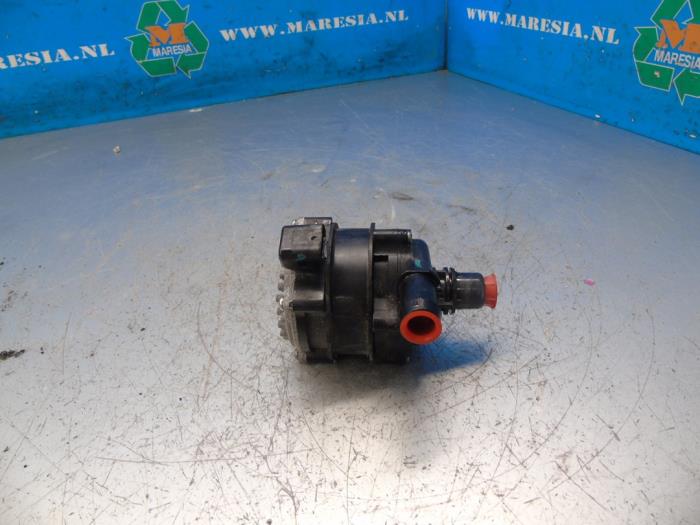 Begagnade Vattenpump Lynk &amp; Co 01 1.5 PHEV Pris € 141,75 Marginaltabell erbjuds av Maresia Auto Recycling B.V.