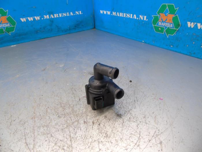 Begagnade Extra vattenpump Lynk &amp; Co 01 1.5 PHEV Pris € 47,25 Marginaltabell erbjuds av Maresia Auto Recycling B.V.