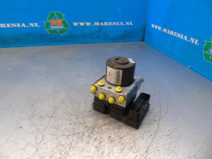 Used ABS pump Suzuki Liana (ERC/ERD/RH4) 1.6 MPi 16V Price € 105,00 Margin scheme offered by Maresia Auto Recycling B.V.