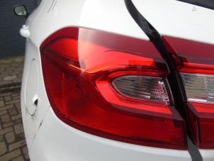 Używane Tylne swiatlo pozycyjne lewe Ford Fiesta 7 1.0 EcoBoost 12V 85 Cena € 126,00 Procedura marży oferowane przez Maresia Auto Recycling B.V.