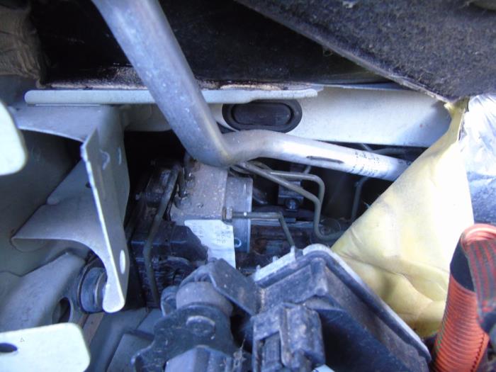 Używane Pompa ABS Renault Kangoo Express (FW) ZE Cena € 157,50 Procedura marży oferowane przez Maresia Auto Recycling B.V.