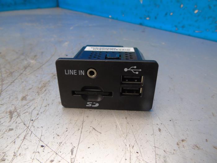 Używane Zlacze AUX/USB Ford C-Max (DXA) 1.5 TDCi 120 16V Cena € 78,75 Procedura marży oferowane przez Maresia Auto Recycling B.V.