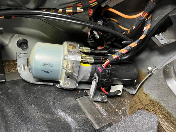 Używane Silnik dachu cabrio Volkswagen New Beetle (1Y7) 2.0 Cena € 236,25 Procedura marży oferowane przez Maresia Auto Recycling B.V.