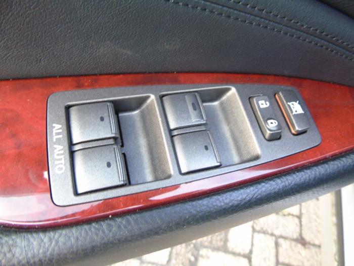 Używane Przelacznik combi okienny Lexus LS (F4) 600h 5.0 32V VVT-i Cena € 210,00 Procedura marży oferowane przez Maresia Auto Recycling B.V.