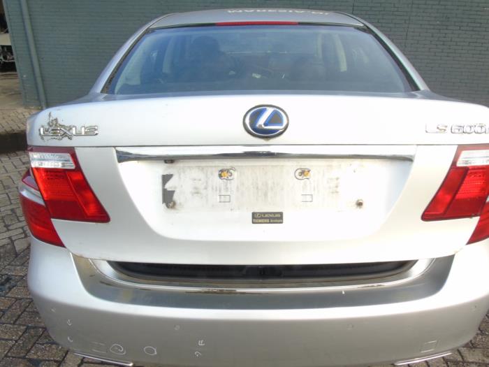 Usados Cubierta de maletero Lexus LS (F4) 600h 5.0 32V VVT-i Precio € 472,50 Norma de margen ofrecido por Maresia Auto Recycling B.V.