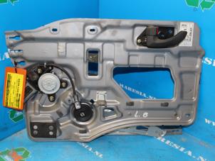 Usagé Mécanique vitre 4portes arrière gauche Hyundai Santa Fe I 2.7 V6 24V 4x4 Autom. Prix € 68,25 Règlement à la marge proposé par Maresia Auto Recycling B.V.
