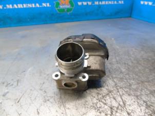Usados Cuerpo de válvula de mariposa Peugeot Partner (GC/GF/GG/GJ/GK) 1.6 BlueHDI 75 Precio € 47,25 Norma de margen ofrecido por Maresia Auto Recycling B.V.