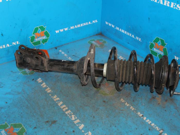 Front shock absorber rod, left from a Toyota Yaris Verso (P2) 1.3 16V 2004