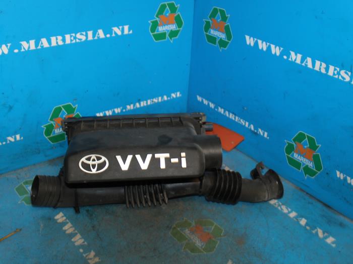 Begagnade Luftfilterhus Toyota Yaris (P1) 1.0 16V VVT-i Pris € 26,25 Marginaltabell erbjuds av Maresia Auto Recycling B.V.