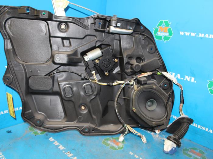 Mechanizm szyby lewej przedniej wersja 4-drzwiowa z Mazda 3 Sport (BK14) 1.6i 16V 2005