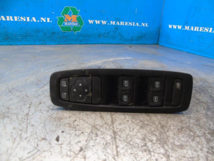 Usados Interruptor combinado de ventanillas Renault Megane IV Estate (RFBK) 1.3 TCE 115 16V Precio € 57,75 Norma de margen ofrecido por Maresia Auto Recycling B.V.