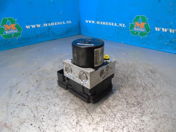 Used ABS pump Volvo V40 (MV) 1.6 D2 Price € 105,00 Margin scheme offered by Maresia Auto Recycling B.V.