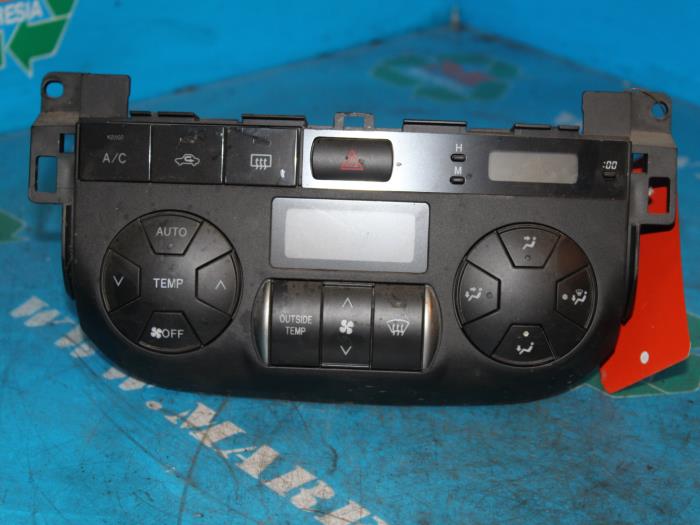 Panel de control de calefacción de un Toyota RAV4 (A2) 2.0 16V VVT-i 4x4 2004