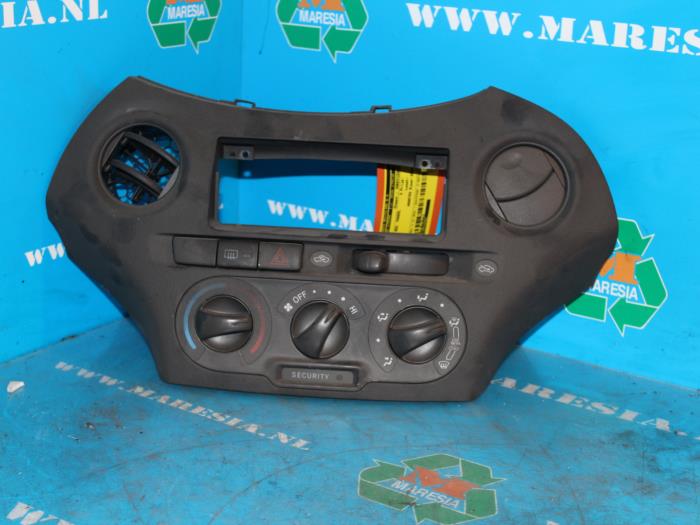 Heater control panel from a Toyota Yaris (P1) 1.0 16V VVT-i 2004
