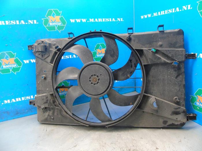 Używane Wentylator Opel Astra J Sports Tourer (PD8/PE8/PF8) 1.6 CDTI 16V Cena € 68,25 Procedura marży oferowane przez Maresia Auto Recycling B.V.