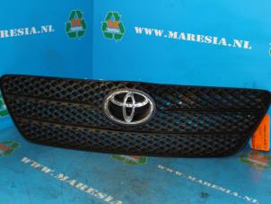 Używane Grill Toyota Corolla (E12) 1.4 16V VVT-i Cena € 42,00 Procedura marży oferowane przez Maresia Auto Recycling B.V.