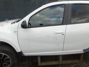 Usagé Porte avant gauche Dacia Duster (HS) 1.2 TCE 16V Prix € 315,00 Règlement à la marge proposé par Maresia Auto Recycling B.V.
