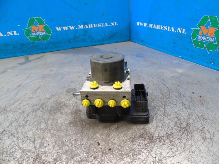 Used ABS pump Dacia Duster (HS) 1.2 TCE 16V Price € 252,00 Margin scheme offered by Maresia Auto Recycling B.V.