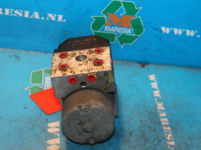 Begagnade ABS-pump Toyota Avensis (T22) 2.0 D-4D 16V Pris € 63,00 Marginaltabell erbjuds av Maresia Auto Recycling B.V.