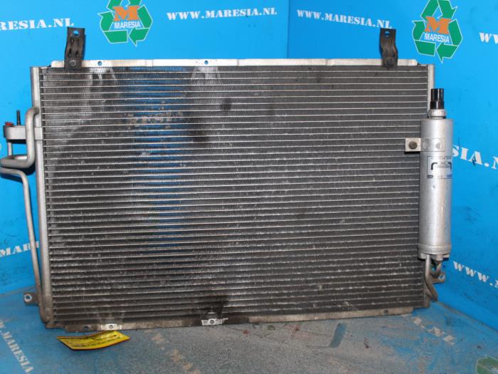 Radiateur clim d'un Kia Carens II (FJ) 2.0 CRDI 16V 2005