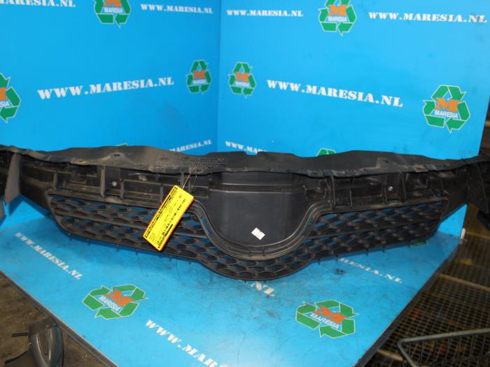 Begagnade Grill Toyota Auris (E15) 1.6 Dual VVT-i 16V Pris € 52,50 Marginaltabell erbjuds av Maresia Auto Recycling B.V.