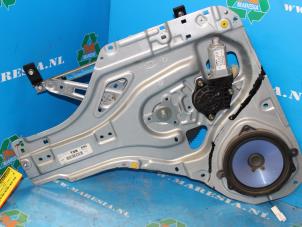 Używane Mechanizm szyby lewej tylnej wersja 4-drzwiowa Kia Sportage (JE) 2.0 CVVT 16V 4x2 Cena € 68,25 Procedura marży oferowane przez Maresia Auto Recycling B.V.