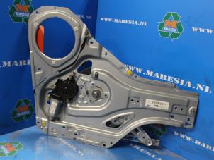 Używane Mechanizm szyby lewej tylnej wersja 4-drzwiowa Kia Sportage (JE) 2.0 CRDi 16V VGT 4x4 Cena € 68,25 Procedura marży oferowane przez Maresia Auto Recycling B.V.