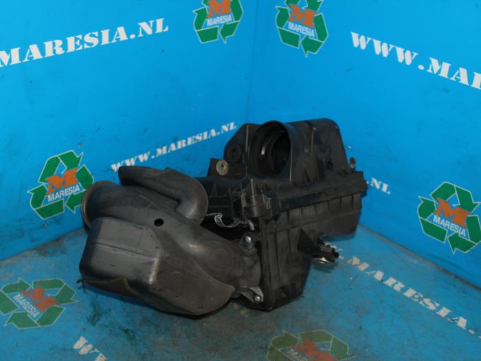 Begagnade Luftfilterhus Mazda Demio (DW) 1.5 16V Pris € 42,00 Marginaltabell erbjuds av Maresia Auto Recycling B.V.