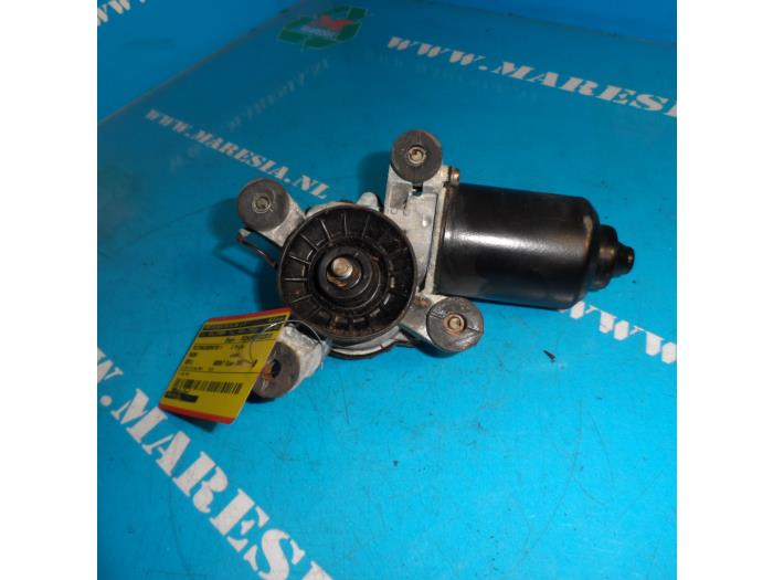 Front wiper motor from a Mazda Demio (DW) 1.5 16V 2001