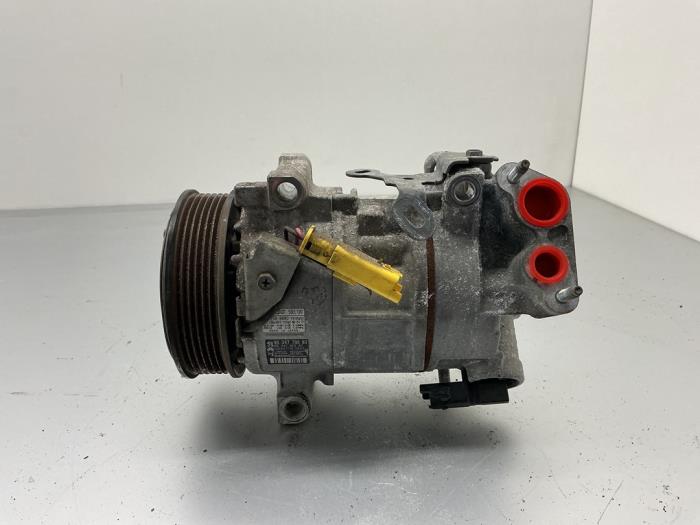 Usagé Compresseur de clim Opel Crossland (X) 1.2 Turbo 12V Prix € 105,00 Règlement à la marge proposé par Maresia Auto Recycling B.V.