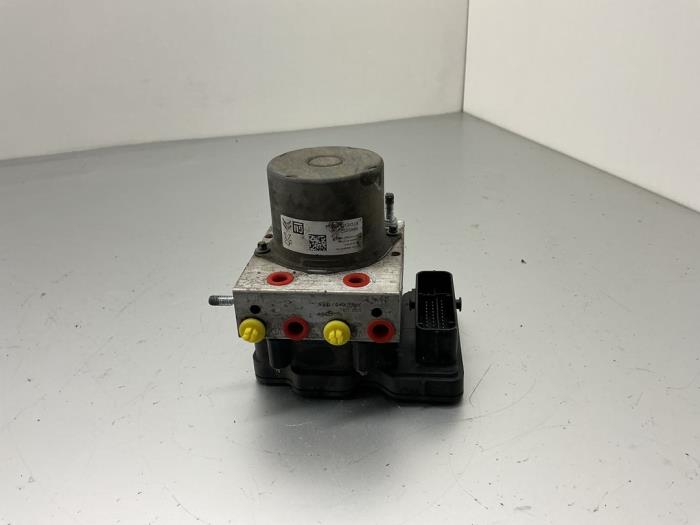 Usagé Pompe ABS Opel Crossland (X) 1.2 Turbo 12V Prix € 262,50 Règlement à la marge proposé par Maresia Auto Recycling B.V.