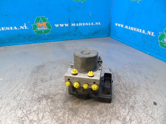 Usados Bomba ABS Opel Corsa E 1.2 16V Precio € 42,00 Norma de margen ofrecido por Maresia Auto Recycling B.V.