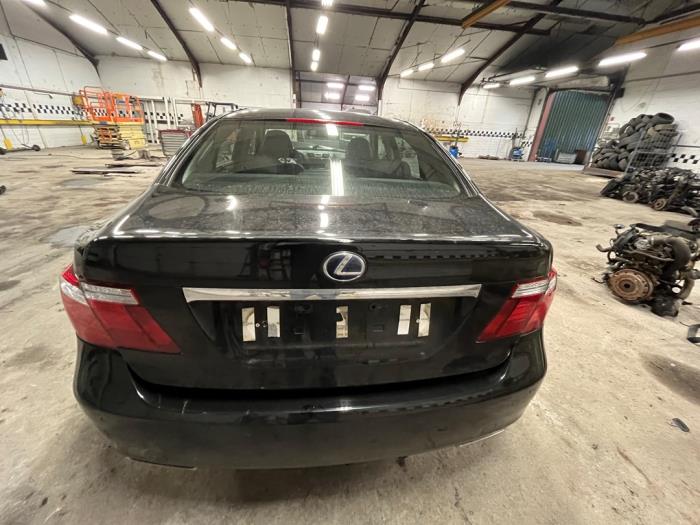 Usados Cubierta de maletero Lexus LS (F4) 600h 5.0 32V VVT-i Precio € 472,50 Norma de margen ofrecido por Maresia Auto Recycling B.V.