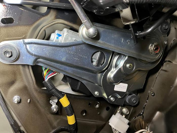 Używane Silnik tylnej klapy Lexus LS (F4) 600h 5.0 32V VVT-i Cena € 262,50 Procedura marży oferowane przez Maresia Auto Recycling B.V.